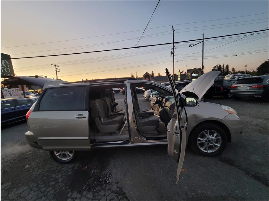2006 Toyota Sienna LE Minivan 4D