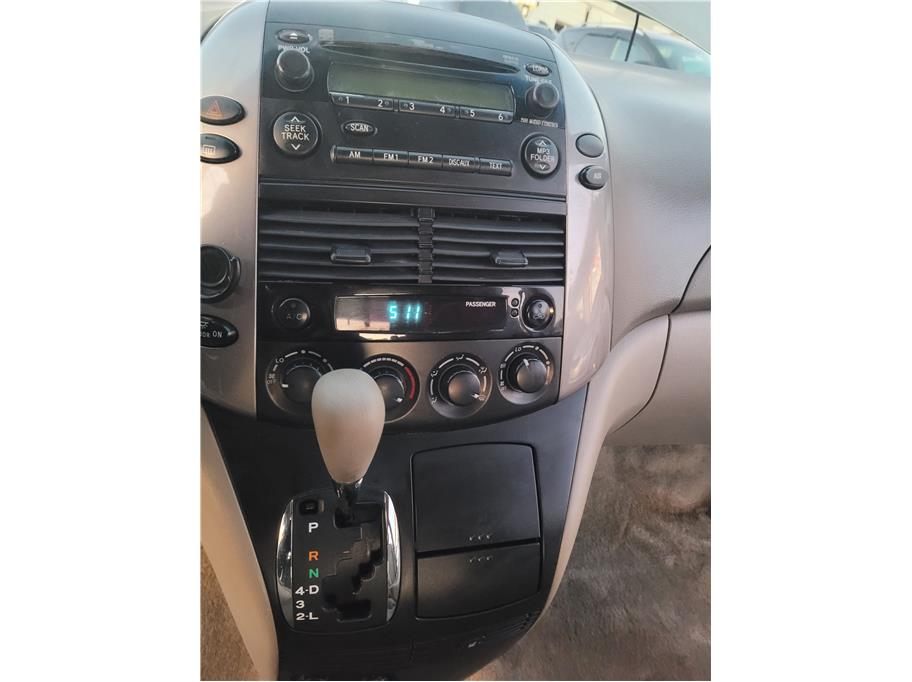 2006 Toyota Sienna LE Minivan 4D